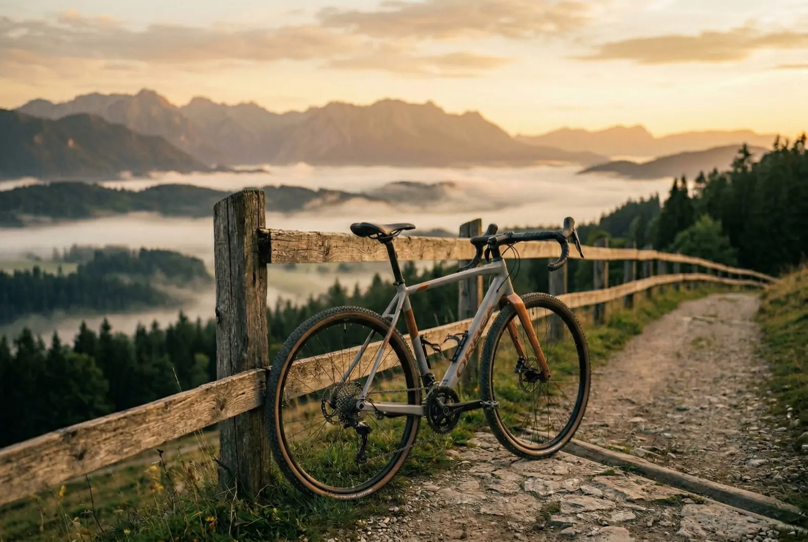 Gravel Bike an Holzzaun in den bayerischen Voralpen bei Sonnenaufgang